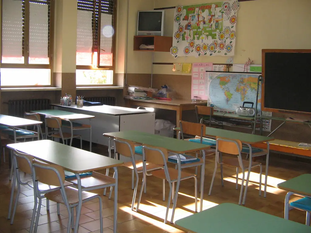 aula fornita di televisore e lettore dvd